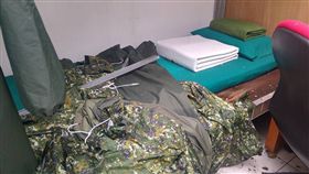 新店女官兵寢室鐵皮遭吹落　11人輕傷送醫（圖／記者程彥豪攝）