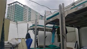 新店女官兵寢室鐵皮遭吹落　11人輕傷送醫（圖／記者程彥豪攝）