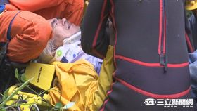 台電搶修工程車墜谷  3傷送醫
梅姬颱風肆虐造成苗栗縣多戶停電，台電人員緊急搶修
工程車28日在頭屋鄉山區連人帶車摔落約10公尺深山谷
，3名員工受傷送醫。