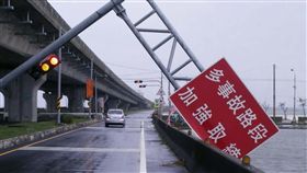 梅姬颱風襲台  台南交通告示牌傾倒
梅姬颱風襲台，台南狂風暴雨，陣風甚至超越莫蘭蒂颱
風。圖為學甲區大型號誌桿被吹落。
（台南市警局提供）
中央社記者張榮祥台南傳真  105年9月28日