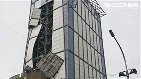 新北市新莊區福樂街立體停車塔外殼遭吹落（翻攝畫面）