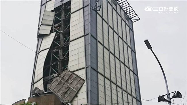 中颱梅姬肆虐　立體停車場遭「剝殼」