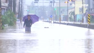 梅姬豪雨水淹旗山　產業道路變成河