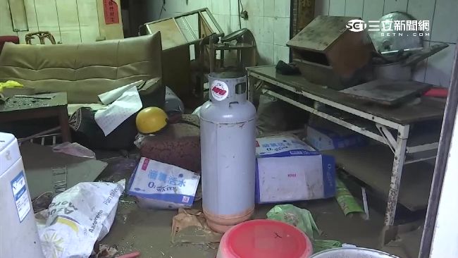 新和庄水淹一樓高　家園泥濘如廢墟