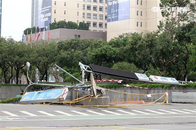 台北市政府前的地下停車場，入口處的招牌被梅姬颱風橫掃倒榻。（記者邱榮吉/攝影）