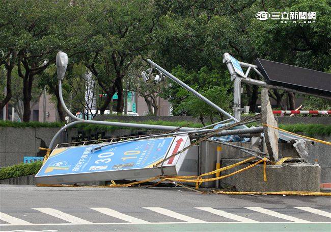 台北市政府前的地下停車場，入口處的招牌被梅姬颱風橫掃倒榻。（記者邱榮吉/攝影）