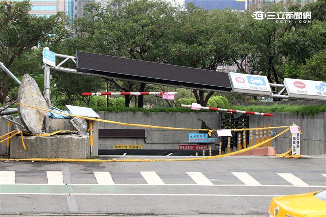 台北市政府前的地下停車場，入口處的招牌被梅姬颱風橫掃倒榻。（記者邱榮吉/攝影）