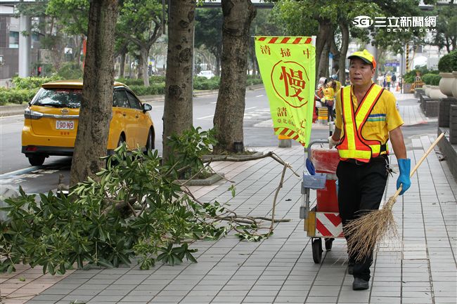 「梅姬」強風豪雨全國停班停課，除了國軍外還有環保局清潔人員辛勞的處理災後掉落滿地的枝葉，一車一車的載走，不知要何時才能清完。（記者邱榮吉/攝影）