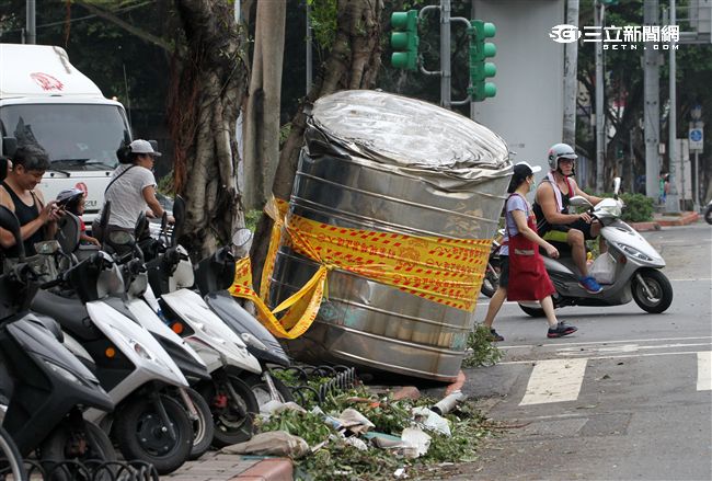 「梅姬」強風豪雨全國停班停課，除了國軍外還有環保局清潔人員辛勞的處理災後掉落滿地的枝葉，一車一車的載走，不知要何時才能清完。（記者邱榮吉/攝影）