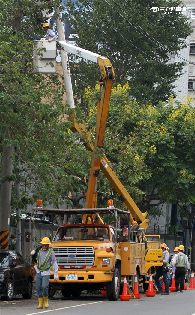台電人員忙著搶救被梅姬颱風掃斷的電力。（記者邱榮吉/攝影）