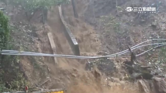 坍方樹倒滾滾黃泥　梨山聯外道全斷