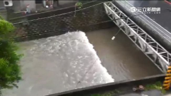 宜蘭蘇澳颳強風　冷泉溪水吹到逆流