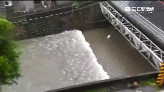 宜蘭蘇澳颳強風　冷泉溪水吹到逆流