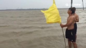 有人看到我們嗎？旗山淹慘插旗求救