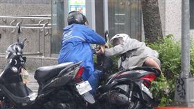 梅姬,颱風,機車,強風,下雨,大雨,路人（圖／中央社）