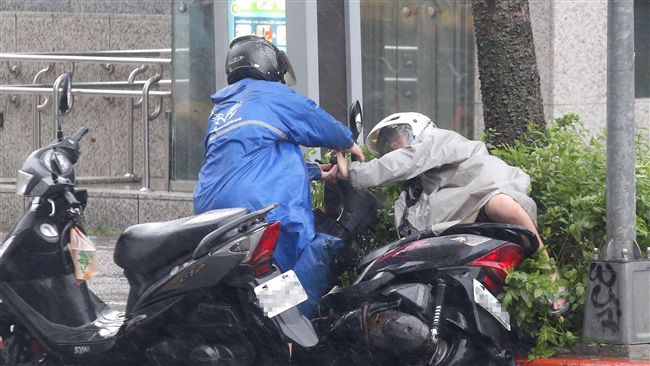 海馬外圍環流影響　發布陸上強風特報