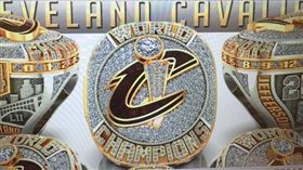 騎士2016總冠軍戒（圖／取自Hayden Grove推特）