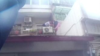 只是看看風雨　睡衣婦受困陽台2小時