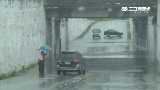 台東整夜大雨　休旅車拋錨積水地下道