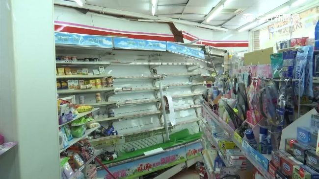 無照少年失控撞超商　貨架全毀像爆炸