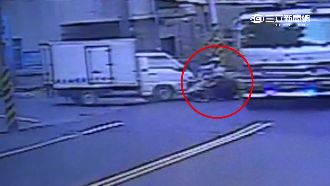 險遭貨車輾　騎士逃死劫感謝神明保佑