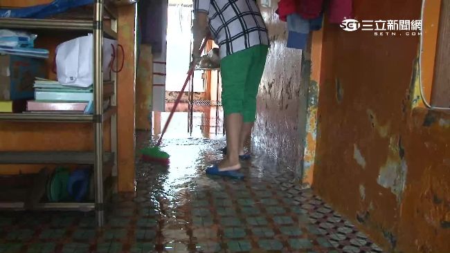 屏東大雨淹民宅！民眾目睹魚游進客廳