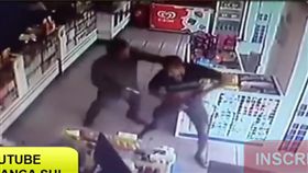 巴西藥局便衣警察跟軍警開槍互轟／YouTube