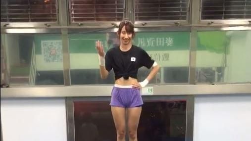 長腿正妹玩PPAP　網友封最強版本