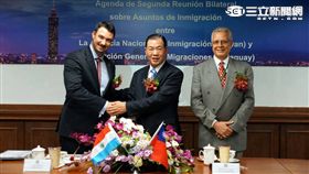 圖說：在巴拉圭駐華大使柏馬紹（右一）的見證下，巴拉圭移民局局長克羅納維特（左）與移民署長何榮村（中）首度在臺進行臺巴移民事務會議