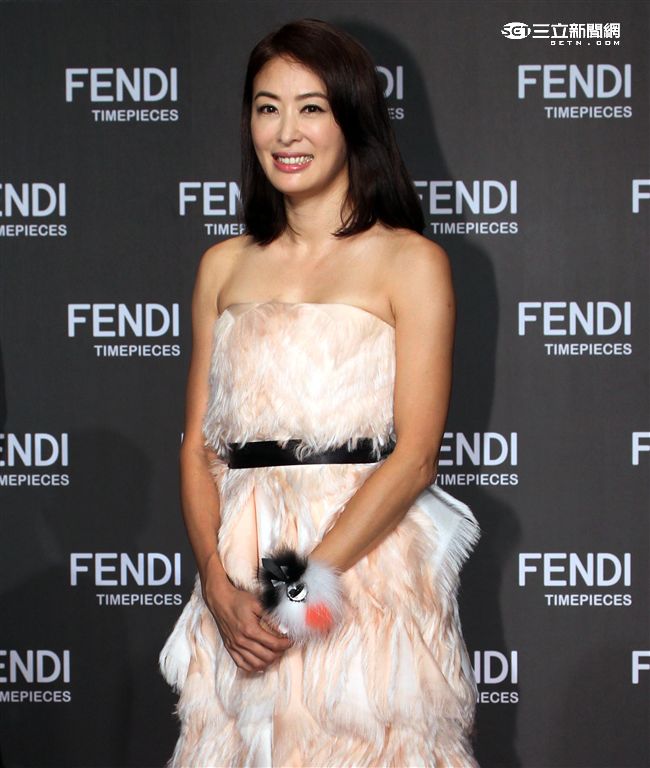 賈永婕挑戰運動極限的活潑勇敢，塑造女性動靜皆能散發魅力的一面。（記者邱榮吉/攝影）