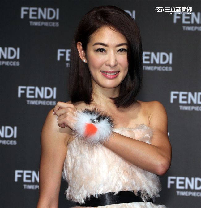 賈永婕挑戰運動極限的活潑勇敢，塑造女性動靜皆能散發魅力的一面。（記者邱榮吉/攝影）