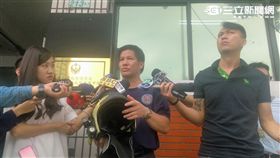 雙園分隊小隊長謝恩基說明現場情形（楊忠翰攝）