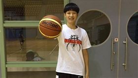 昔HBL球員許庭瑜，進入台大社會系就讀。（圖／許庭瑜提供）