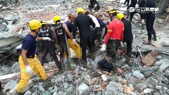 母親房內尋獲3人遺體　大哥跪地痛哭