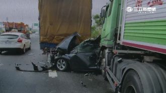 國道4車追撞　轎車成鐵餅夫妻僅輕傷