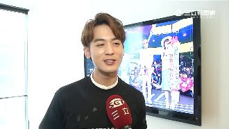 看到金鐘好開心　吳思賢立刻掏出手機