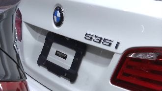 修車廠自保！百萬名車貼保鮮膜防刮傷