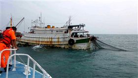 澎湖海巡查獲漁船違規拖網（圖／中央社）