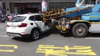 吊臂勾撞穿百萬名車　女駕駛驚恐尖叫