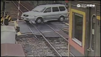 柵欄疑「提早升起」　火車攔腰撞轎車