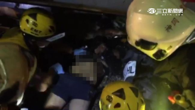 貨櫃行徑間突脫落　騎士慘遭重砸身亡