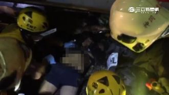 貨櫃行徑間突脫落　騎士慘遭重砸身亡