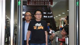 樂陞董座許金龍2000萬交保（1） 台北地方法院26日清晨更裁樂陞董座許金龍（中）以新 台幣2000萬元交保，他的委任律師已在覓保期限下午3 時30分前辦妥手續，下午4時許許金龍面容憔悴，步出 台北地院。 中央社記者游凱翔攝　105年9月26日