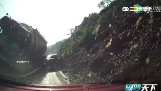 油罐車搶快翻了　鄰車慘被壓成廢鐵！