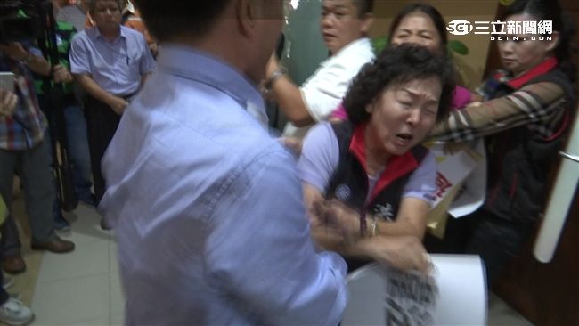 議會上演全武行　藍議員眼睛遭K痛哭