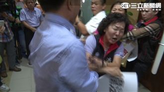議會上演全武行　藍議員眼睛遭K痛哭