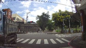 車斗尾門甩出砸後車　宛如絕命終結站