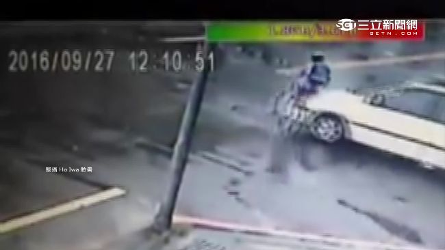轎車撞飛單車童　女僅開門縫問問就走