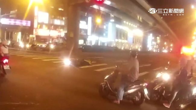 輕功水上漂？翁過馬路沒看車險遭撞
