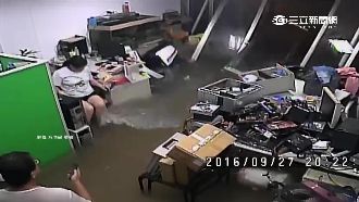 家中湧入大浪！消防車造浪沖破玻璃門